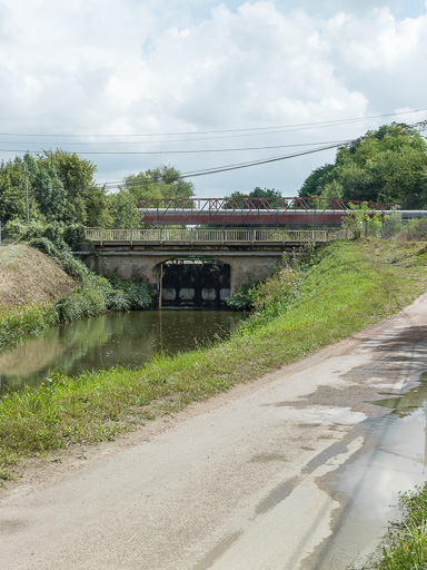pont routier sur l'écluse 21 du versant Seine, dite de Picampoix (canal du Nivernais)