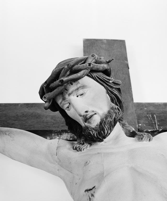 statue : Christ en croix