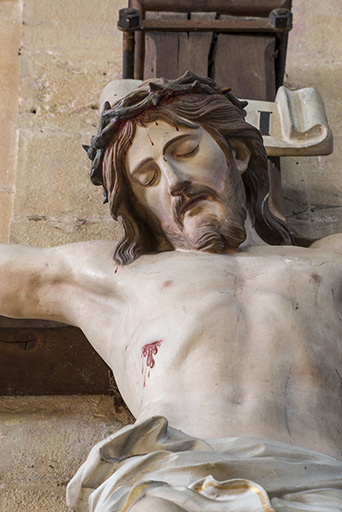 statue : le Christ en croix