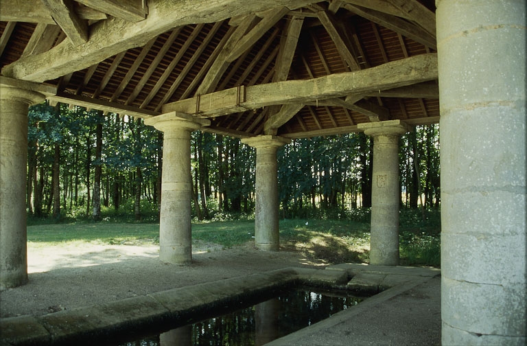 lavoir et fontaine dite d'Henri IV