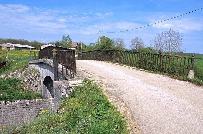 pont routier (voie ferrée Andelot - La Cluse)