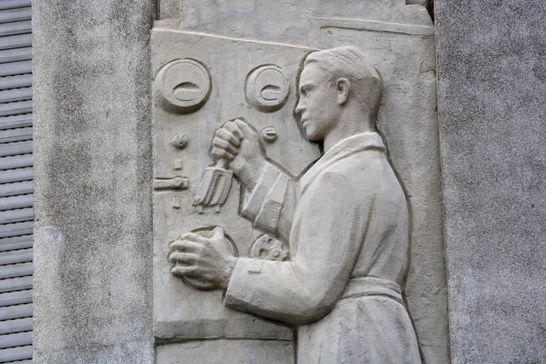 6 bas-reliefs : les Élèves de l’École nationale d'Horlogerie