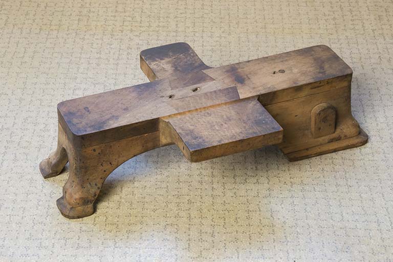 modèles d'une machine à pivoter et d'un socle de machine à décolleter