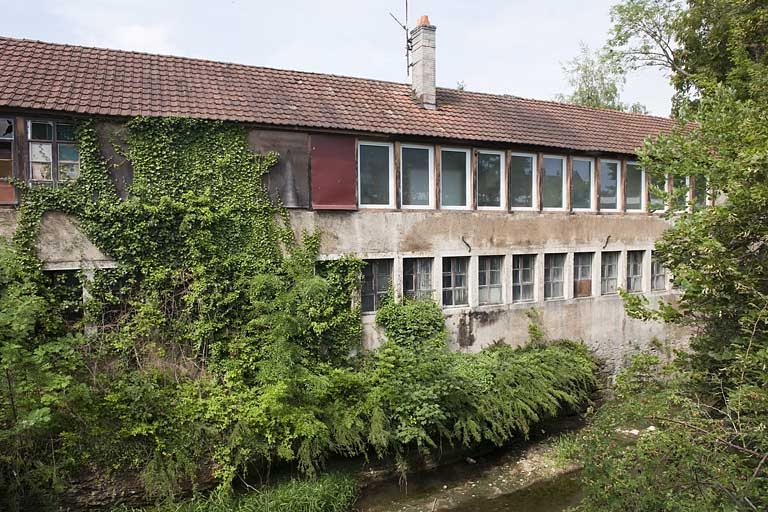 usine d'horlogerie Louis Boname, puis Charles Vuilleumier, puis fonderie Charpentier, puis usine de décolletage Devaux et Meinen, actuellement école professionnelle