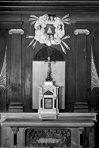 2 autels, 2 retables, 2 gradins d'autel, 2 tabernacles (autels secondaires)