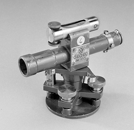 instrument de mesure des angles pour lever des plans (niveau à lunette V.J.)