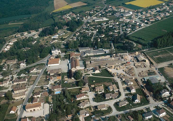 haut fourneau, fonderie puis entrepôt militaire, actuellement conserverie, usine liée au travail du bois, magasin de commerce, mairie