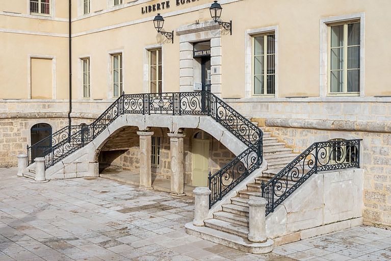 couvent de bénédictines, puis sous-préfecture et hôtel de ville, actuellement hôtel de ville