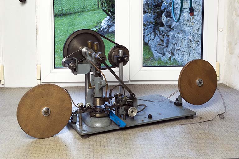machine à découper par poinçon (machine à fabriquer les joints de couronne de remontoir)