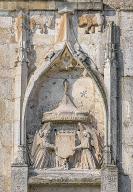 décor d'architecture : anges porte-écu, animaux, végétaux et symboles