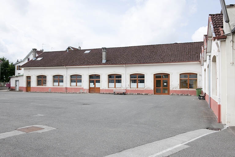 usine d'horlogerie Louis Boname, puis Charles Vuilleumier, puis fonderie Charpentier, puis usine de décolletage Devaux et Meinen, actuellement école professionnelle