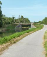 pont routier isolé de la Croix Minet (canal du Nivernais)