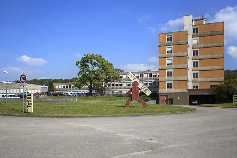 lycée technique nationalisé, puis école nationale du bois, actuellement lycée technique du bois