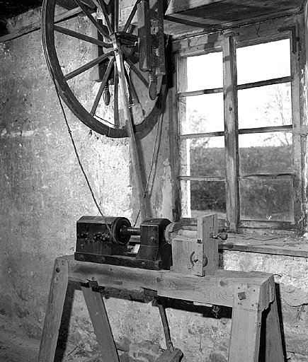 matériel professionnel (tour à bois dit tour à marchepied)
