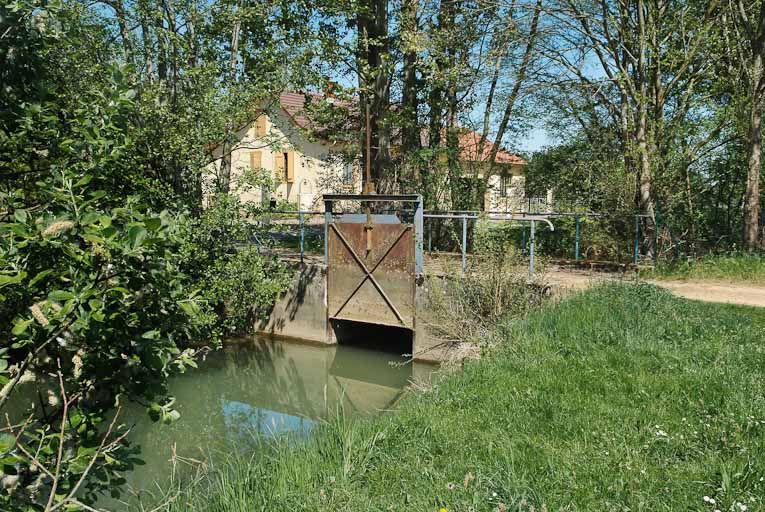 ponceau ; pont sur le ruisseau des Collonges (la Seille canalisée)