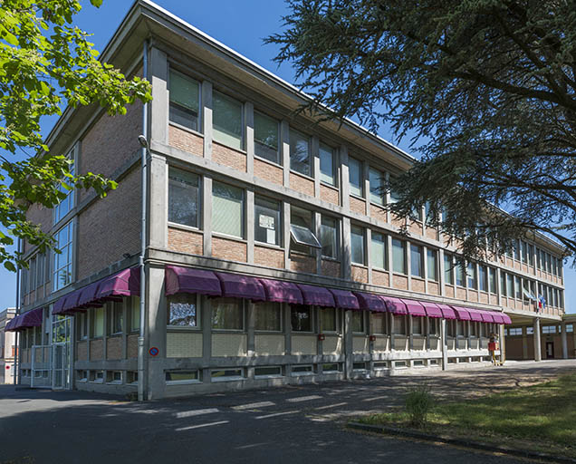 école professionnelle (centre d'apprentissage) puis lycées professionnels Louis Garnier et Fernand Léger, actuellement lycée professionnel Nelson Mandela.