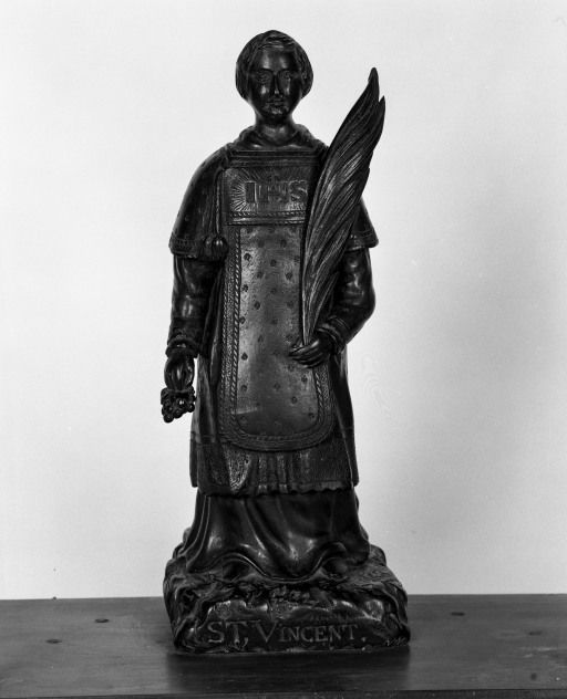 bâton de procession : saint Vincent, dans une armoire vitrée