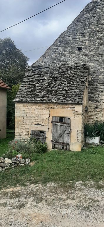 toit à porc et remise agricole