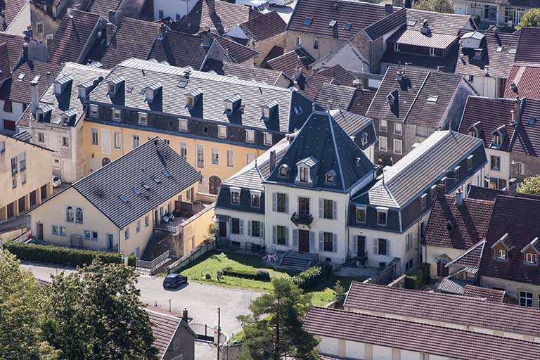 distillerie Cusenier, puis école primaire des Soeurs de la Sainte Famille, actuellement immeuble