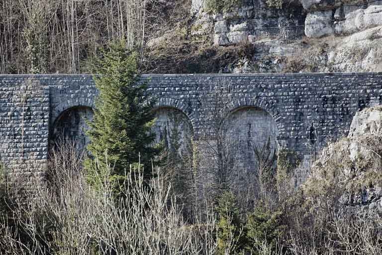 murs de soutènement et mur de soutènement à arcades (voie ferrée Andelot - La Cluse)