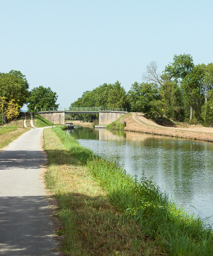 pont routier isolé du Colombier (canal du Nivernais)