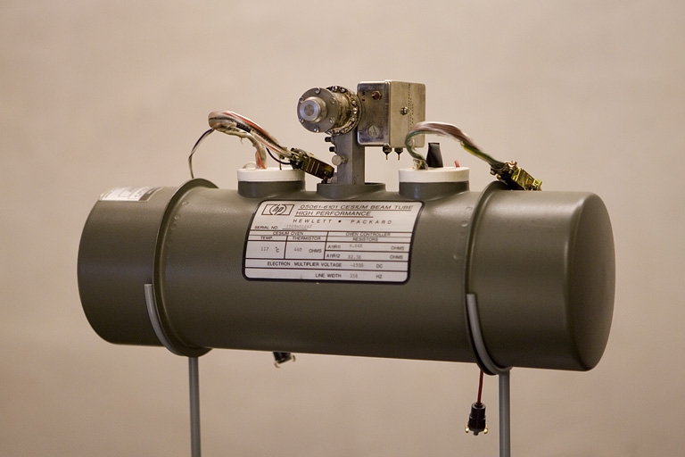 générateur d'ondes (étalon de fréquence atomique) et horloge atomique Hewlett-Packard 5061A