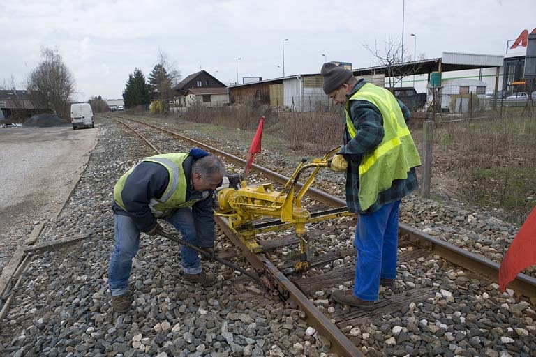 machine à boulonner et à déboulonner, à visser et à dévisser (tirefonneuse)