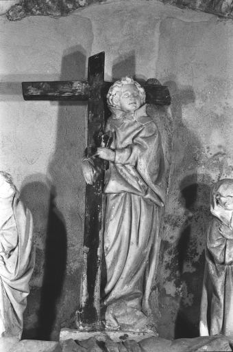 2 statues : anges tenant les instruments de la Passion