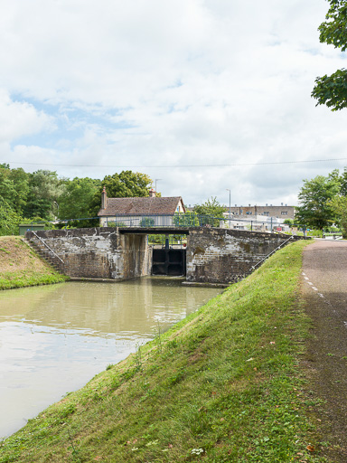 pont sur l'écluse 34 du versant Loire, dite de Vauzelles (canal du Nivernais)