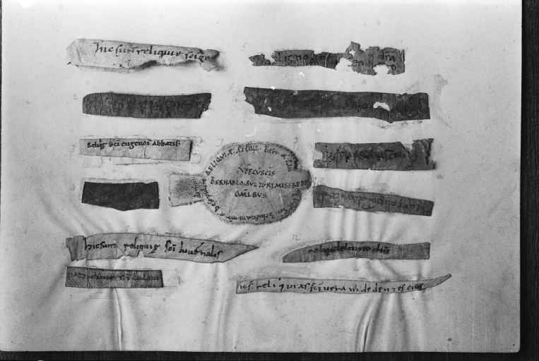 ensemble de 13 bandes manuscrites destinées à authentifier des reliques