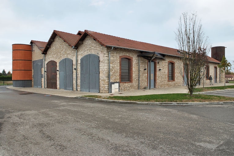 ancienne remise ferroviaire, atelier-garage du tacot, actuellement centre culturel dit "Le Réservoir