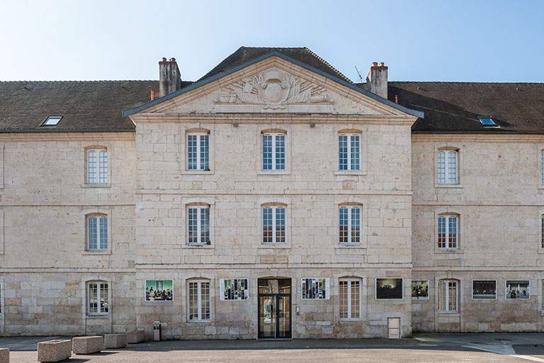 caserne, puis collège d'enseignement technique de jeunes filles, actuellement lycée professionnel Jacques Prévert