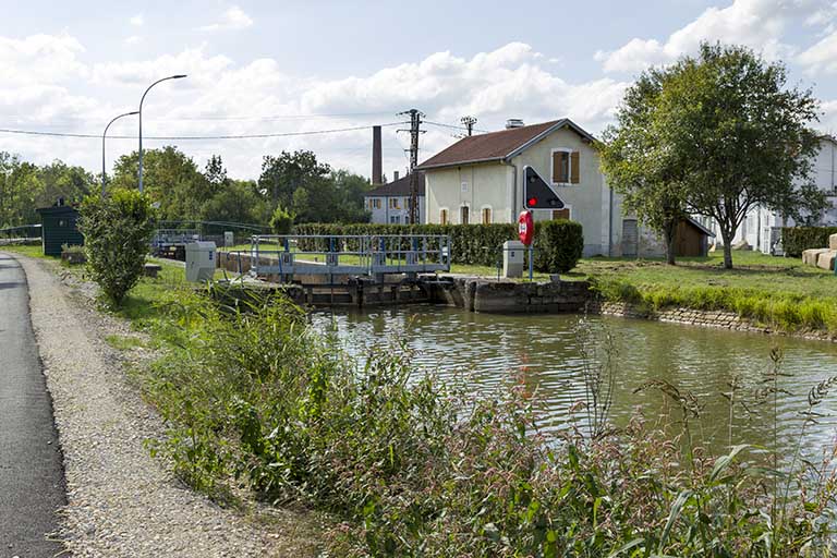 Site d'écluse n°44 de Demangevelle. (Canal de l'Est à présent canal des Vosges)