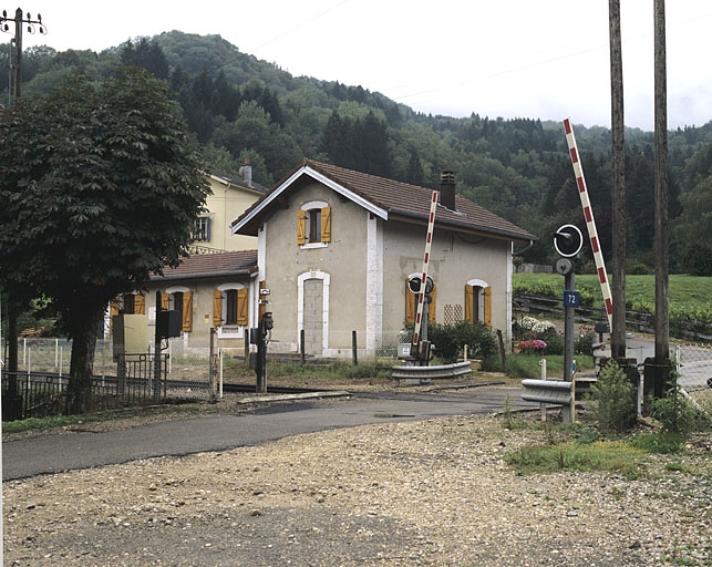 maison de garde-barrière et passage à niveau n° 72, puis halte puis gare dite station de Vaux-lès-Saint-Claude (voie ferrée Andelot - La Cluse)