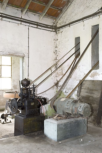 ligne de fabrication (mouture des céréales) : 4 machines à broyer (appareils à cylindres), 5 machines à séparer des solides (crible, sasseur, bluterie et plansichters), 5 machines à épurer mécaniquement (brosses à blé, brosses à son et batteuse-nettoyeuse de sacs), machine à laver (laveuse-essoreuse), machine à dépouiller (désaileur), machine à peser (balance automatique)