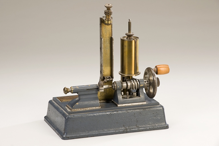 instrument de mesure et d'enregistrement des forces, des poids et des pressions (dynamomètre enregistreur : machine à mesurer le développement des ressorts)