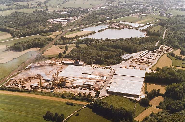 usine liée au travail du bois (saboterie) et scierie, puis usine de meubles Parisot