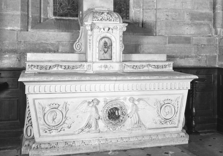 autel (autel secondaire, autel tombeau) : de l' autel de la Vierge