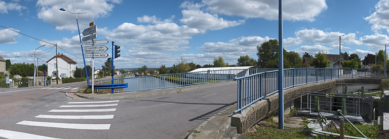 pont routier sur l'écluse 01 du versant Méditerranée (canal du Centre)