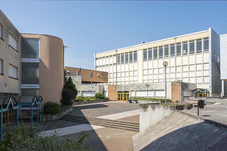 école professionnelle (centre d'apprentissage) puis collège et lycée dits cité scolaire Montjoux