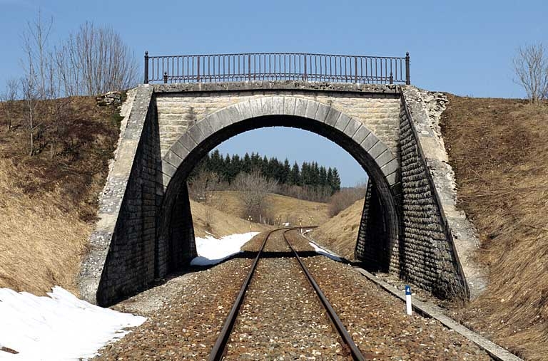 pont routier (voie ferrée Andelot - La Cluse)