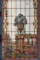 châssis vitré (vantail) et verrière : bouquet dans un vase sur une balustrade