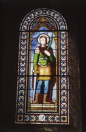 cinq verrières décoratives et quinze verrières figurées : Sacré-Coeur, Education de la Vierge, Vierge, les évangélistes, saint Pierre, saint Paul, saintes, saints