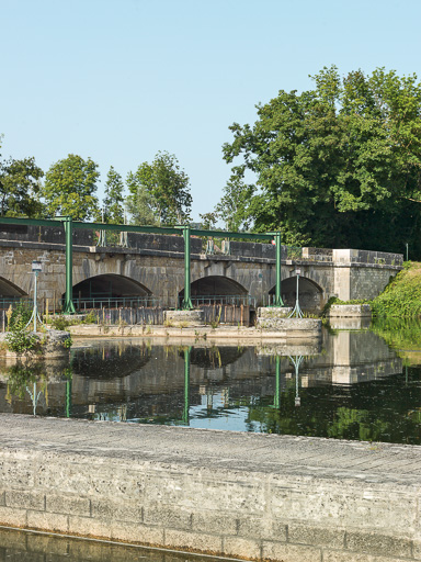 barrage à aiguilles de Bélombre (canal du Nivernais)