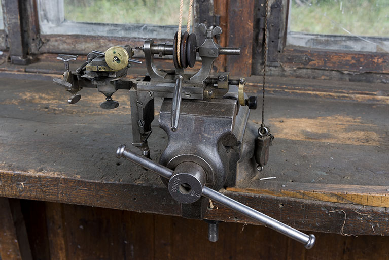 machine à percer les axes et les goupilles des outils à centrer