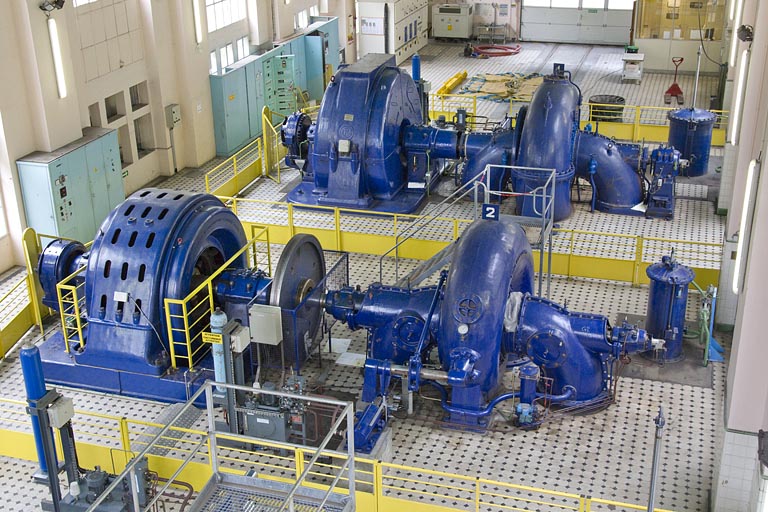 ensemble de trois turbines de type Francis et de leurs alternateurs triphasés