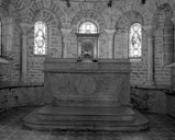 maître-autel, son tabernacle, autel tombeau et autel secondaire