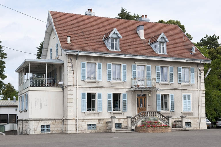 usine d'horlogerie Louis Boname, puis Charles Vuilleumier, puis fonderie Charpentier, puis usine de décolletage Devaux et Meinen, actuellement école professionnelle