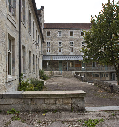 couvent des Cordeliers, collège Saint-François-Xavier puis des Pères Eudistes, lycée de jeunes filles, actuellement lycée Louis Pasteur