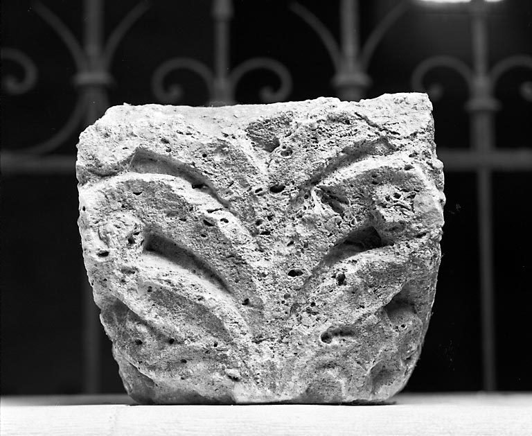 chapiteau à décor végétal